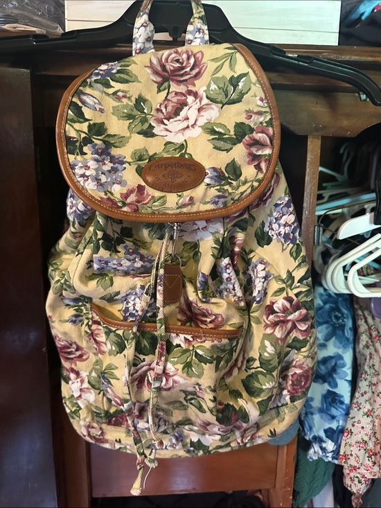 Carpetbags of America Handbags - 1990s Classic Floral Canvas Drawstring Backpack - Beige Floral